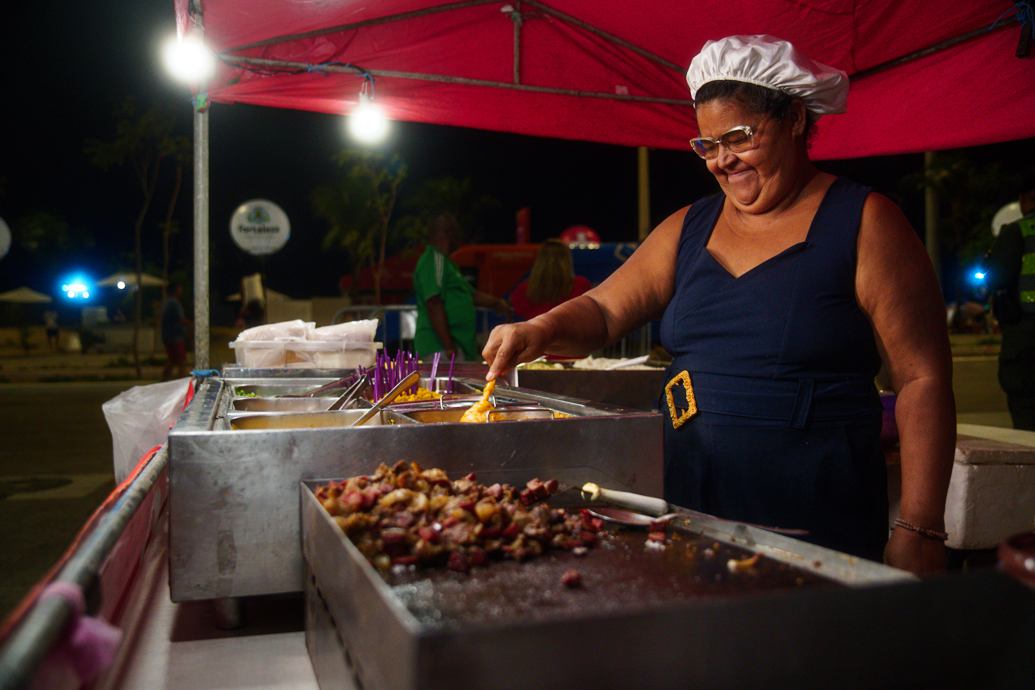 Vera Lúcia em sua banquinha de comida